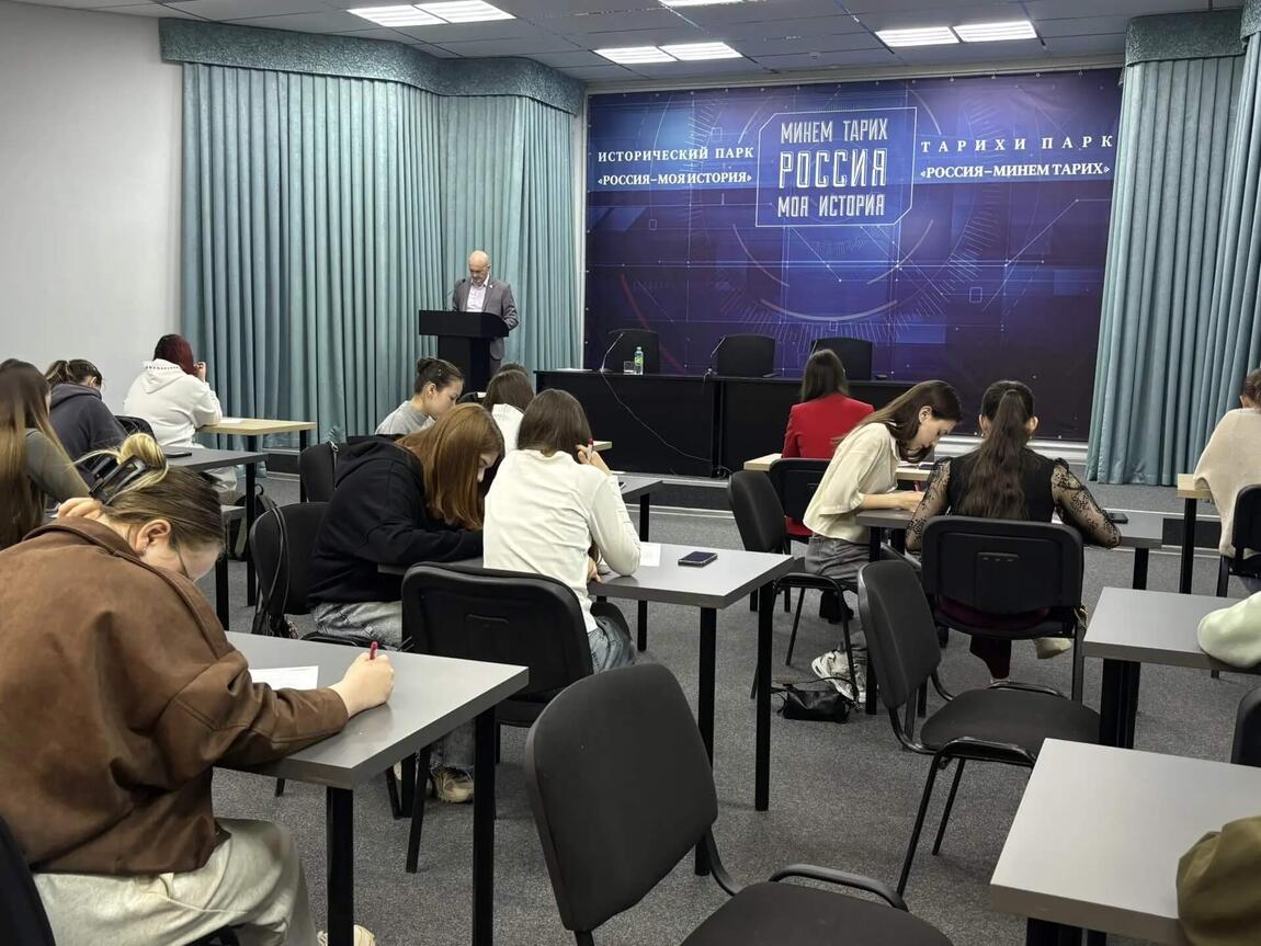 В Историческом парке Казани более 90 человек написали «Тотальный диктант»